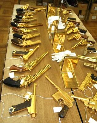 黃金槍一覽 全身鍍金工藝精美，其中一把極具創(chuàng)意！